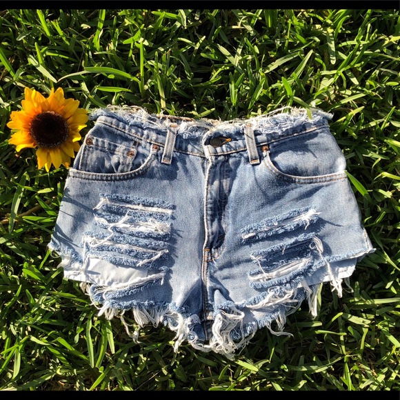 Vintage Levi’s High Waisted Shorts - Picture 1 of 4